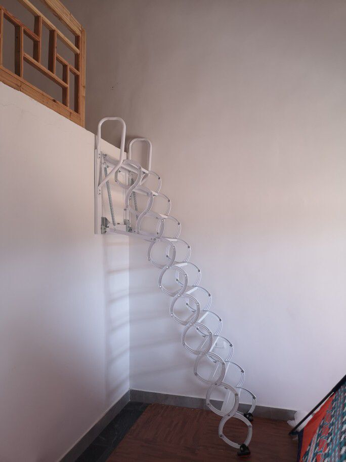 壁掛式伸縮樓梯